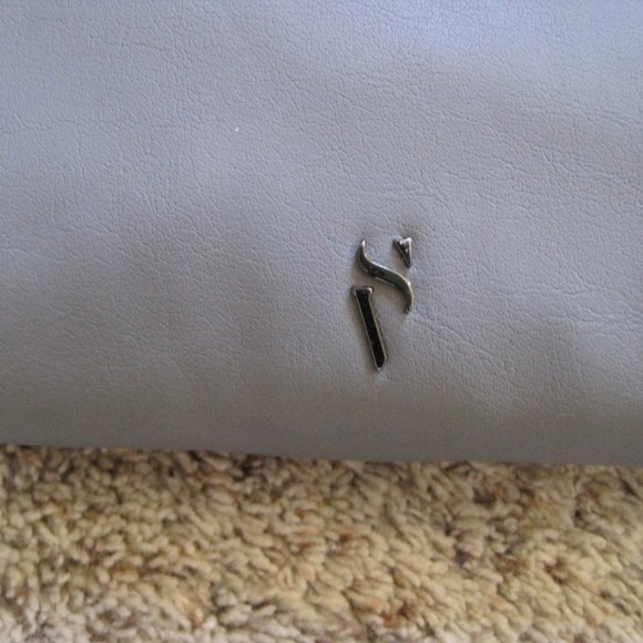 NWT Simply Vera Vera Wang gray wristlet - Picture 2 of 13